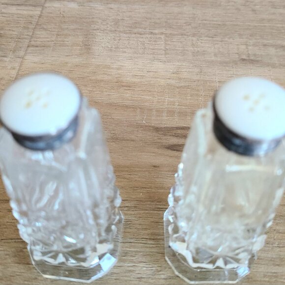 Vintage glass salt & pepper shakers. - Picture 2 of 4
